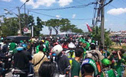 Akses GBT Macet Total, Bonek Pilih Jalan Kaki Demi Persebaya vs Arema