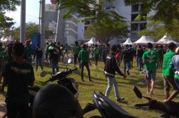 Persebaya Vs Arema akan Dimulai, Rusuh di Luar GBT