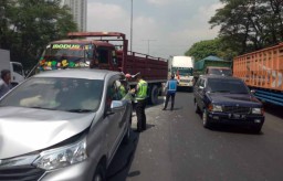 Truk Gandeng Seruduk 2 Mobil di Tol Perak-Waru