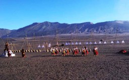 Pertunjukan Seni di Lautan Pasir Bromo Sambut Kasada