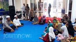 Serunya Buka Puasa Bareng Anak Yatim dan Pak Polisi di Surabaya