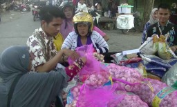 Stabilkan Harga Bawang Putih di Tulungagung, Bulog Gelar Operasi Pasar