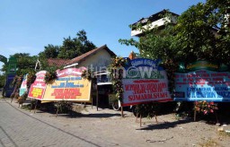 Menang Pilgub Jatim, Rumah Khofifah Banjir Karangan Bunga