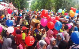 Sosialisasi Pemilu Damai, Polisi Bagi-bagi Balon di CFD Surabaya