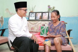 Malam 21 Ramadan, Bupati Anas Keliling ke Warga yang Kurang Mampu