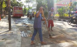 Tangki Bahan Bakar Bus Suroboyo Bocor, Solar Berceceran di Jalan