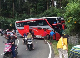 Bus Pariwisata Tabrak Tebing di Sarangan, 5 Penumpang Luka