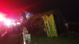 Butuh 1 Jam, Evakuasi Korban Bus Medali Mas Tabrak Truk di Tol Nganjuk