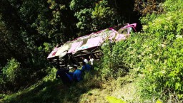 Bus Berpenumpang Siswa SMK Terjun ke Jurang 