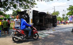 Bus Eka Terguling di Ngawi, 12 Penumpang Luka