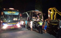 Bus Sumber Selamat Terguling, 6 Orang Luka
