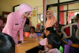 Lita Machfud Arifin Serahkan Bantuan ke SLB di Trenggalek