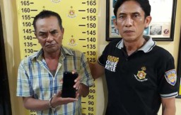 Bergaya Pakai HP Curian, Tukang Cat ini Meringkuk di Penjara