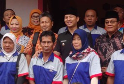 Hari Pertama Gantikan Emil Dardak, Cak Ipin Temui PKL Trenggalek