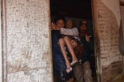 Foto: Evakuasi Mbah Sainah dari Lokasi Banjir di Trenggalek