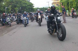Cak Ipin Ajak Ratusan Biker Touring dan Bersihkan Pantai Kili-kili