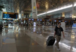 WNA Resmi Dilarang Masuk Indonesia, Kecuali untuk 6 Kategori ini
