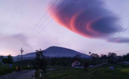 Subhanallah! Gunung Lawu 'Bertopi' Awan Aneh