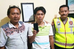 Berdesakan saat Antre, Jono Tergiur Lihat Resleting Terbuka