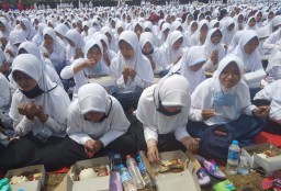 Foto: Hebohnya Santri Makan Ikan Bareng Bu Susi