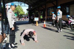 Terjaring Razia, Anggota Polisi ini Ditilang dan Dihukum Push Up