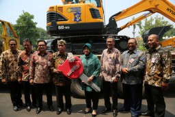 Dapat Hibah Alat Berat, Risma Ingin Genjot Penanganan Banjir