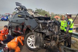 Foto:  Kecelakaan Toyota Innova  di Tol Sumo Tewaskan 5 Orang