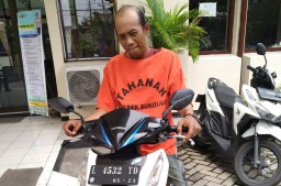 Aksi Bandit Motor di Surabaya Terciduk CCTV