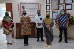 Foto: Penampakan Wali Kota Batu Disela Rapat Pemegang Saham