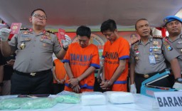 Dua WNA Malaysia Diringkus Saat Antar 1 Kg Sabu ke Surabaya