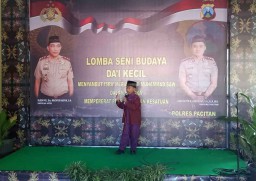 Dai Cilik di Pacitan Ceramahi Polisi Tentang Hoax