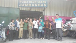 135 Warga Bali Belajar Pengelolaan Sampah di Surabaya   