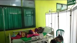 Penderita DBD Membludak, Pasien Dirawat di Lorong Rumah Sakit