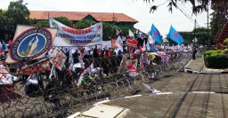 Tolak Kebijakan 1 NIK 3 Sim Card, Pengusaha Pulsa Geruduk DPRD Jatim