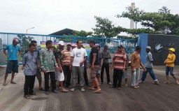 Tuntut Pembayaran Tanah, Warga di Mojokerto Geruduk Perusahaan Listrik