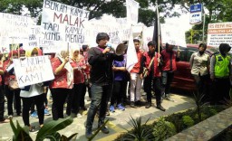 Tuntut Pesangon, Puluhan Karyawan Rumah Sakit di Malang Unjuk Rasa