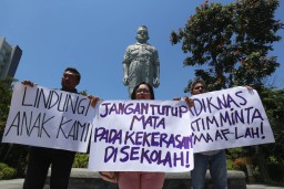 Foto Aksi Buntut Kekerasan Kepsek di SMKN 1 Surabaya