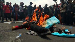 Aksi Bakar Boneka Koruptor Pada Demo Anti Korupsi di Blitar