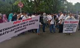 Aksi Pedagang Minta Wali Kota Risma Tidak Menutup Hi-Tech Mall