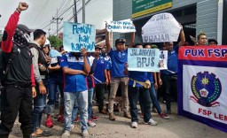 PHK Sepihak, Ratusan Pekerja Pabrik Air Mineral di Mojokerto Demo