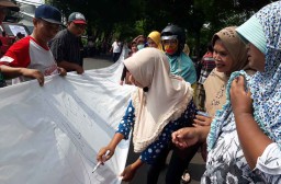 Tak Tahan Bau Limbah, Ratusan Warga Demo Lima Perusahaan di Pasuruan