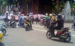 Puluhan Warga Demo Jalan Rusak Akibat Pertambangan di Banyuwangi