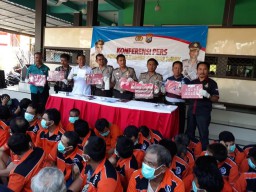 Terlibat Narkoba, 70 Orang Pelaku Digelandang Polisi ke Penjara