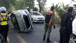 Sandal Pengemudi Nyangkut Pedal Gas, Mobil ini Terbalik