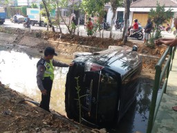 Sopir Mengantuk, Mobil Tercebur ke Sungai