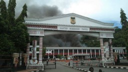 Water Canon Polisi Ikut Padamkan Kebakaran di Kantor Gubernur Papua