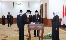 Gubernur Khofifah Lantik Busrul Iman Jadi Direktur Utama Bank Jatim