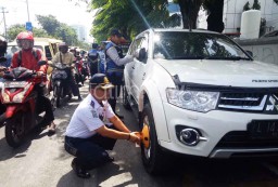 Razia Parkir Liar, Dishub Surabaya Gembok 4 Mobil dan  2 Ambulans