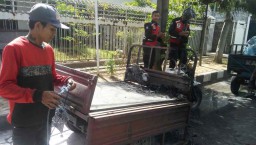 Motor Roda Tiga Bermuatan Elpiji Terbakar di Surabaya, Warga Semburat