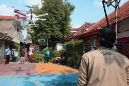 Pemkot Pakai Drone Semprot Disinfektan ke Jalan & Kampung di Surabaya